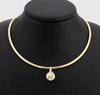 14 kt Gold Zuchtperl-Brillant-Anhänger, GG 585/000, rosef. Perlboutton, mit kl. Brillantbesatz zus. ca. 0.025 ct (grav.), an Halsreif, L. ca. 52 ...