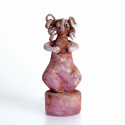 Vetro A Scavo-Skulptur Groteske, Ermanno Nason für Cenedese, Murano, Neodymiumglas, Vetro a Scavo-Technik mit rötlicher Aschepatina, H. 23 cm