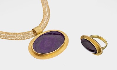 Gold Sugilith-Schmuckset, GG 750/000 und 585/000, best. aus: 18 kt Gold Anhänger mit ovaler Sugilith-Einlage, an fein geflochtenem 14 kt Gold ...