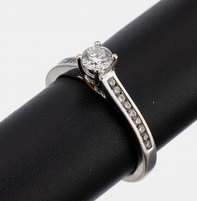 18 kt Gold Brillant-Ring, WG 750/000, mittiger Brillant ca. 0.32 ct, seitl. flank. von weiteren 18 Diamanten zus. ca. 0.17 ct, total ca. 0.49 ct ...