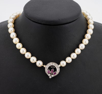 Zuchtperl-Collier mit 14 kt Gold Rubin- Brillant-Schmuckschließe, WG 585/000, Zuchtperlen, D. ca. 7.4-7.7 mm, Schließe mit 3Rubin-Navettes zus. ...