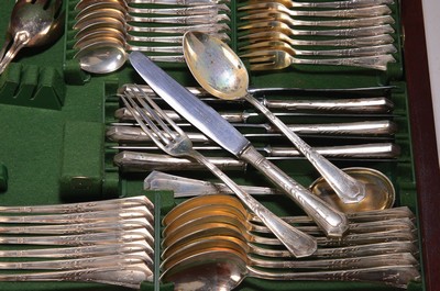 66-teiliges Besteck, deutsch, um 1900, 800er Silber, mit Bänder- und Palmettendekor, Monogramm M, 8 Messer, 8 Gabeln, 7 Löffel, 8 Vorspeisenmesser, ...