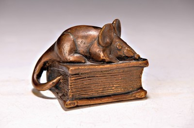 Gernot Rumpf, geb. 1941 Kaiserlautern, Büchermaus, Maus auf Buch, Bronzeskulptur, monogr., Gießerstempel Strehle, ca. 6x7.5x5cm