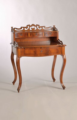 Aufsatzschreibtisch, um 1860/70, Mahagoni furnier, z.T. massiv, geschwungene Form, ausziehbare Arbeitsplatte und gr. Schublade, Aufsatz mit drei ...