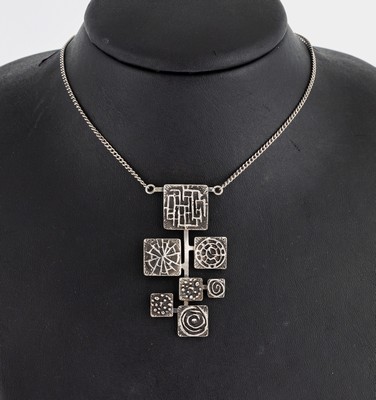 Designer Collier, 925er Silber, Mittelteil aus 7 quadratischen Elementen mit aufgelegten Ornamenten, L. ca. 57 cm, Federringschließe