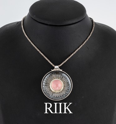 Designer Rosenquarz-Anhänger, 925er Silber,rund mit fein ausgeführten Silberdrähten, mittig runder Rosenquarz-Cabochon, Entwurf Toni Riik, er ...