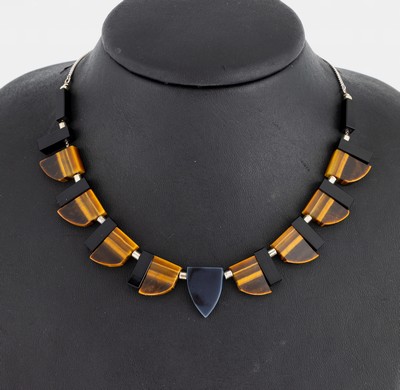 Designer Art Deco Collier, Silber gepr., Mittelteil aus Tigerauge, Onyx und Achat in versch. Größen und Formen, Hersteller wohl WMF, L. ca. 50 cm, ...