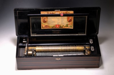 Walzenspieluhr, Schweiz, um 1900, Kamm ca. 32cm Länge, Federwerk, sog. " Ritsch-Ratsch"- Aufzug, Glasdeckel innen, laut innen liegender ...