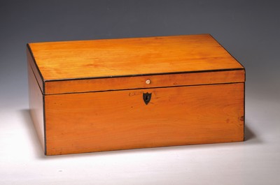 Deckelschatulle/ Deckelkassette, Biedermeier, um 1820, Obstholz dunkel staffierte Ränder, eingelegtes Schlüsselschild, innen mit rotem Samt ...