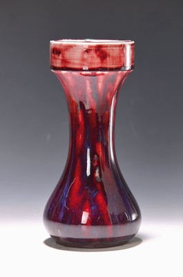 Vase mit Ochsenblut-Glasur, Theodore Haviland, Limoges, Anfang 20.Jh., Steingut, beigefarbener Scherben, Laufglasur in dunklem rot und blau sog. ...