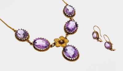 14 kt Gold Amethyst-Schmuckset, GG 585/000,best. aus: Collier mit 5 ovalfacett. Amethysten zus. ca. 43.50 ct, bewegl. Abhängung, mittig Blüte mit ...