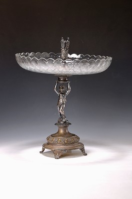 Prunkvolle Fußschale, deutsch, Ende 19.Jh., Fuß Metall versilbert, Nodus in Form eines aufgerichteten Puttos, große Glasschale facettiert ...