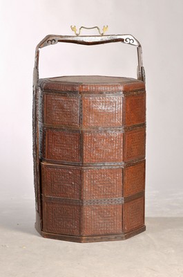 Stapelkorb/Hochzeitskorb/Vorratsbehälter, China, 20. Jh., Holz und Bambusgeflecht, vierstöckig, oktagonale Form, mit Messingapplikationen, ...