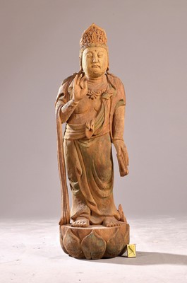 Große Guanyin, China, um 1900, Holz geschnitzt und Reste von Fassung, ein Finger beschädigt, auf Lotussockel, H. 107 cm, B. 38 cm