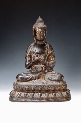 Buddha, Tibet, wohl 18. Jahrhundert, Bronzeguß, feiner Guß mit alter Lackierung und Resten von Vergoldung, ca. 29 x 21 x 15cm