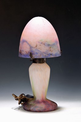 Tischlampe, Muller Freres Lunéville, 1920er Jahre, Eisenfassung, Schirm und Fuß pate- de-verre mit weißen, blauen, rosa und grünen Einpuderungen, ...