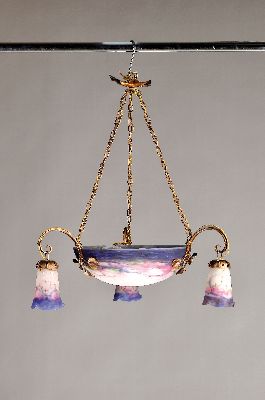 Deckenlampe, Muller Freres Lunéville, 1920er Jahre, Eisenmontur mit Blätterdekor, Schale und drei Glockenschirme pate-de-verre mit blauen und rosa ...