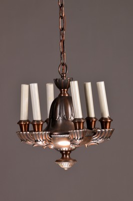 Kleine Jugendstil-Deckenlampe, um, 1915, Bronze, patiniert, sechs Brennstellen, Elektr. nicht geprüft, Korpushöhe ca. 41 cm, B. 36 cm, Kette und ...