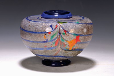 Studio-Glasvase, Biot/Provence, 1950/60er -Jahre, Glas, blau überfangen, grauer Hasenfellüberfang, mehrfarbige Einschmelzungen, am Boden signiert ...