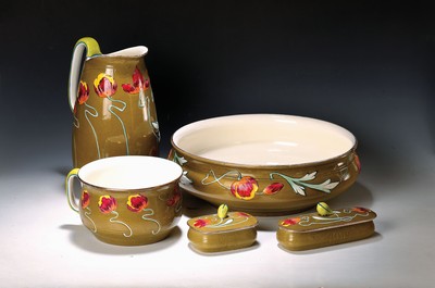 Außergewöhnliche fünfteilige Waschgarnitur, Imperial Wessel Bonn, um 1900, Jugendstil, Steingut: große Waschschüssel D. 40 cm H. 14 cm (min. ...