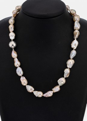 Zuchtperl-Collier, 28 barocke Süßwasserzuchtperlen, versch. Größen und Farbnuancen, L. ca. 46 cm, Magnetschließe
