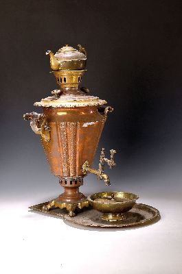 Samowar, Russland, Anfang 20.Jh., Kupfer u. Messing, mit Tablett, Schale und Teekanne, H. 58 cm, Altersspuren