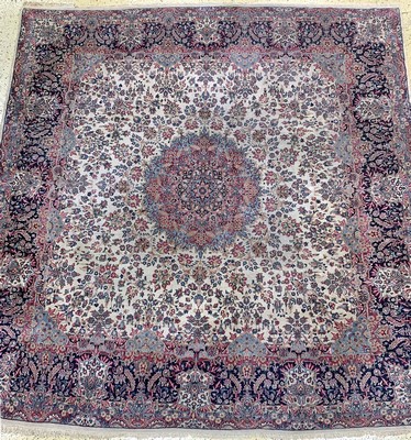 Kerman Lawar, Persien, Mitte 20.Jhd, Wolle auf Baumwolle, ca. 377 x 358 cm, EHZ: 3, verschmutzt