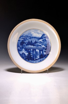 Andenkenteller, Meissen, um 1937, Porzellan, ornamentaler Goldrand, Spiegel mit Bildkartusche, Berglandschaft mit moderner Autobahnbrücke, ...