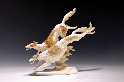 Figurengruppe zwei junge Windhunde, Hutschenreuther, Entw. Karl Tutter, Porzellan, farbig staffiert, H. 28 cm