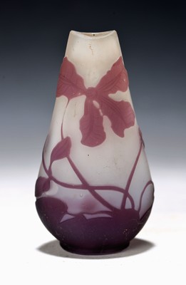 Kleine Glasvase, Galle, Nancy, um 1906/14, Dekor mit Clematis, farbloses Grundglas, violett überfangen, mattgeätzt, Signatur berieben, H. 10 cm