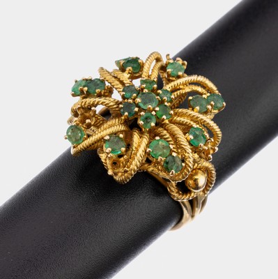 18 kt Gold Smaragd-Ring, GG 750/000, Ringkopf aus geschwungenem Kordeldraht, bes. mit 19 rundfacett. Smaragden (4 Steine fehlen,nicht störend), RW ...