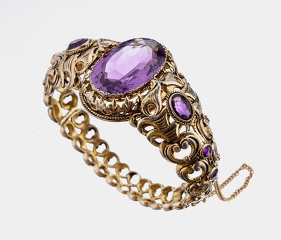 Amethyst-Armreif, 1930er Jahre, wohl deutsch, 925er Silber verg., 4 rundfacett. und 3 ovalfacett. Amethyste zus. ca. 30.0 ct, Durchbrucharbeit, ...