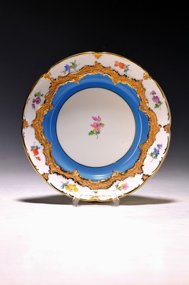 Kuchenteller, Meissen, B-Form, 2. Wahl, Porzellan, hellblau, Blumenmalerei, Goldstaffage, D. ca. 20cm