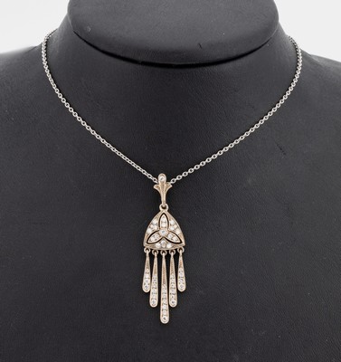 18 kt Gold Art Deco Brillant-Anhänger, um 1920, WG 750/000, 47 Brillanten zus. ca. 0.42 ct feines Weiß/si-p, 5 länglich Abhängungen, ...