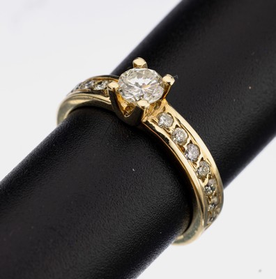 14 kt Gold Brillant-Ring, GG 585/000, mittig Brillant ca. 0.48 ct Weiß/si, Ringschultern mit 14 Brillanten zus. ca. 0.18 ct feines Weiß-Weiß/si, ...