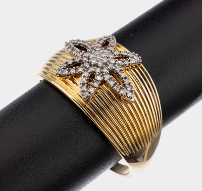 14 kt Gold Diamant-Ring, GG/WG 585/000, Ringkopf gerillt, mit aufgelegter Blüte aus 65 8/8-Diamanten zus. ca. 0.32 ct Weiß/p, RW 70, ca. 8.6 g