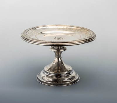 Etagere, Österreich, Wien um 1860/70, 830er Silber, Meistermarke wohl HS, wohl Stern, Heinrich, florale Ziergravuren, Rand mit Zahnfries, ...