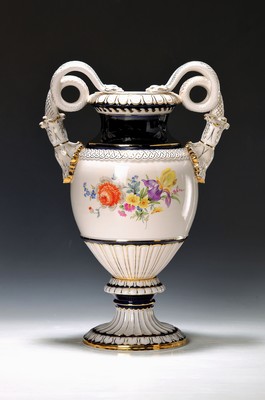 Große 38cm-Schlangenhenkelvase, Meissen, 20. Jh., Porzellan, kobaltblauer Hals, Goldstaffage, Blumenbukettmalerei, rückseitig Blume zwei, doppelte ...