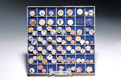 80 Token/Spielsteine/Jetons, Asien , Keramik/Porzellan, teilweise mit Schriftzeichen, teilweise Fischabbildungen, Blätter, Schildkröte, teilweise ...