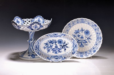 Drei Geschirrteile Zwiebelmuster, Meissen, 19/20. Jh., Tafelaufsatz mit Durchbrucharbeit, vor 1882, ca. 23 cm, D. ca. 22 cm; ovale Schale, vor 1882, ...
