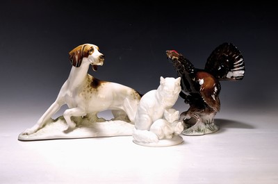 Drei Porzellanfiguren, Rosenthal und Hutschenreuther, 20. Jh., Katze mit zwei Kätzchen, Entwurf Obermaier, weiß, H. 13cm, Jagdhund, ...