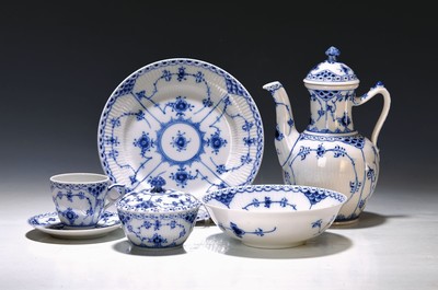 Mokkaservice, Royal Copenhagen, Musselmalet Halbspitze, 20. Jh., Porzellan, für 12 Personen, Mokkakanne, Sahnegießer, Zuckerdose, 12 Mokkatassen ...