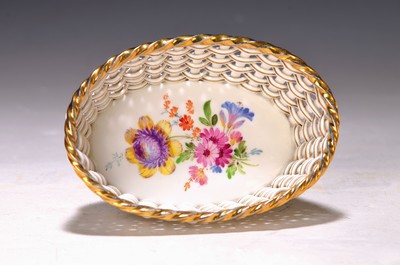 Korbschälchen, Meissen, um 1880/90, Porzellan, mittig mit Blumenbukett, geflochtener Rand, Goldstaffage, Knaufschwerter, ca. 4 x 13 x 8.5 cm, l. ber.