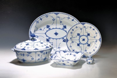 Speiseservice, Royal Copenhagen, Musselmalet Halbspitze, für 12 Personen, Porzellan, 12 Menueteller flach, 12 Suppenteller, 12 Dessertteller, 2 ...
