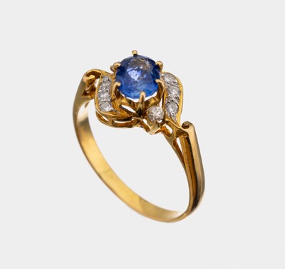 18 kt Gold Saphir-Brillant-Ring, GG 750/000, mittig ovalfacett. Saphir ca. 1.00 ct, umgeben von 8 Brillanten zus. ca. 0.18 ct Weiß/p, RW 53, ca. ...