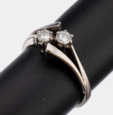 14 kt Gold Brillant-Ring, WG 585/000, Ringkopf asymm., 2 Brillanten zus. ca. 0.30 ctWeiß/si, RW 53, ca. 3.1 g