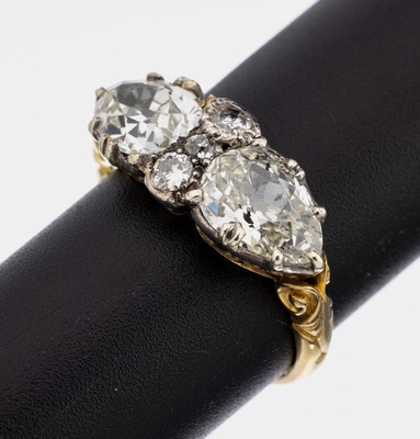Antiker 18 kt Gold Diamant Ring, wohl England um 1860/70, GG 750/000 und Silber, 2 Diam. -Tropfen zus. ca. 2.40 ct get. Weiß/p, 3 ...