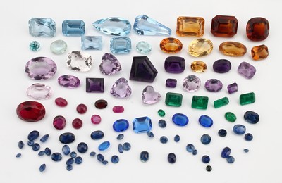 Lot diverse Farbsteine zus. ca. 240 ct, Ausfassware, u.a. Citrine, Rubine, Saphire, Smaragde, Aquamarine, Amethyste und SYNTHESEN!, Fundgrube