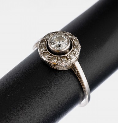 Platin Diamant-Ring, 1930er Jahre, Platin gepr., 1 Altschliffdiamant und 12 8/8- Diamanten zus. ca. 0.56 ct l.get.Weiß/p, RW 61, ca. 3.8 g