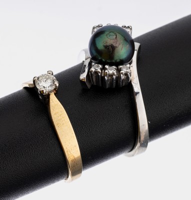 Konvolut 2 Diamant-Ringe, 1 x WG 585/000, Zuchtperle mit grau-grünem Lüster D. ca. 7.5 mm, gef., 6 8/8-Diamanten zus. ca. 0.06 ct Weiß/p, 1 x GG ...